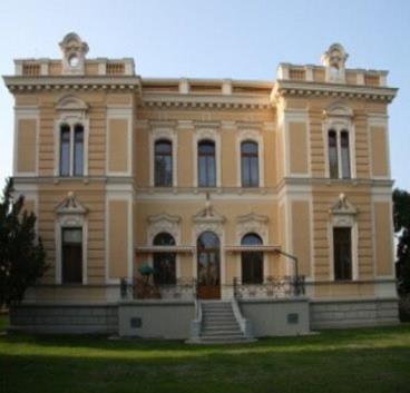 IV. IV.1 či vícenásobným postižením, logicky byl již od počátku své činnosti centrem pozornosti jak správních, tak i odborných institucí.