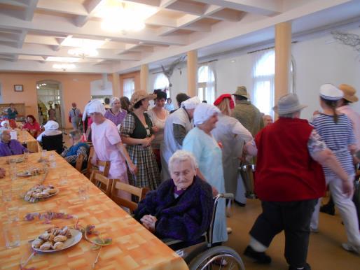 Během hudebních přestávek ochutnávali dobroty od našich kuchařek plněné rohlíčky a kringel. Ani po více než dvou hodinách křepčení a skotačení se nikomu nechtělo odcházet.