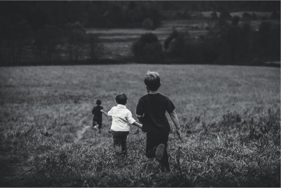 Pokud jde o tábory, kde mají stany s podsadou, tak se pevný kufr hodí více. Dobře se vejde pod postel a je s ním lepší manipulace.