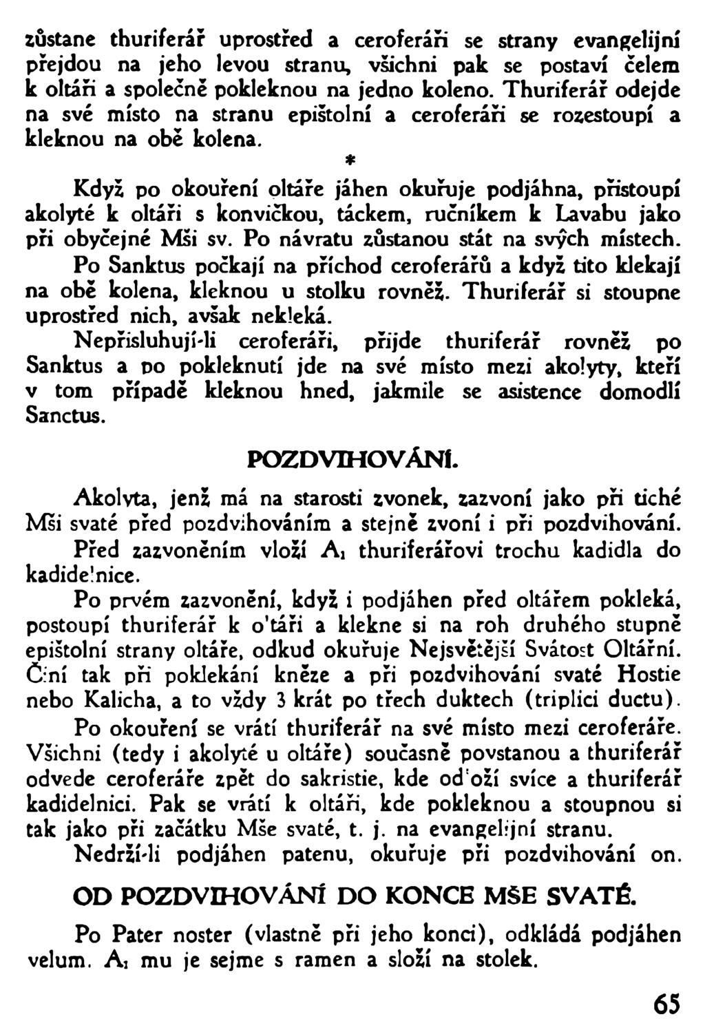 zůstane thuriferář uprostřed a ceroferáři se strany evangelijní přejdou na jeho levou stranu, všichni pak se postaví čelem k oltáři a společně pokleknou na jedno koleno.