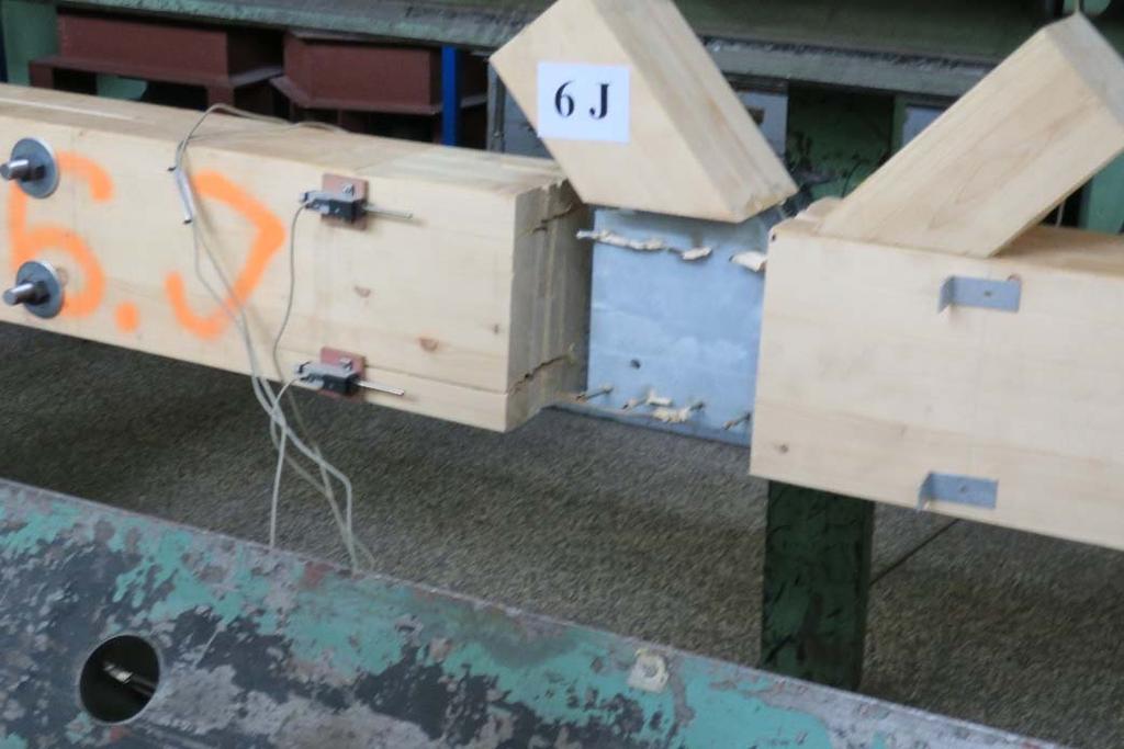Obr. 14 Styčník po přetržení Dimenze spoje určené kontrolními výpočty a ověřené tabulkovými hodnotami výrobce WS svorníků odpovídají návrhovému zatížení tahem ve spodním pasu N = 71,88 kn, V okamžiku