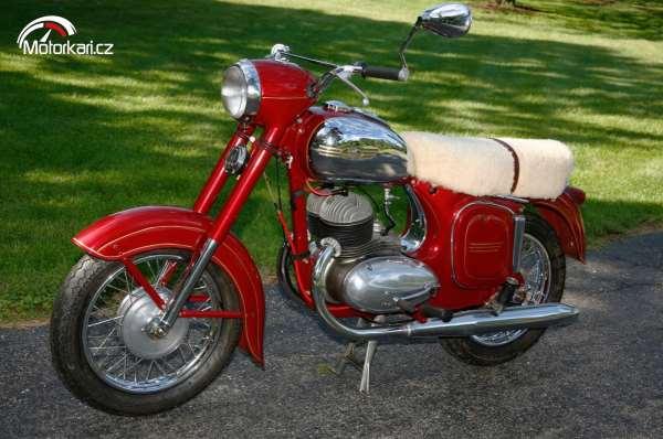 3. 4. Jawa 350 Typ, o kterém dneska budu mluvit je Jawa 350/354. Tento motocykl nazývaný Kývačka o výkonu 16 koní s čtyřstupňovou převodovkou je podle mě asi jeden z nejhezčích typů 350.