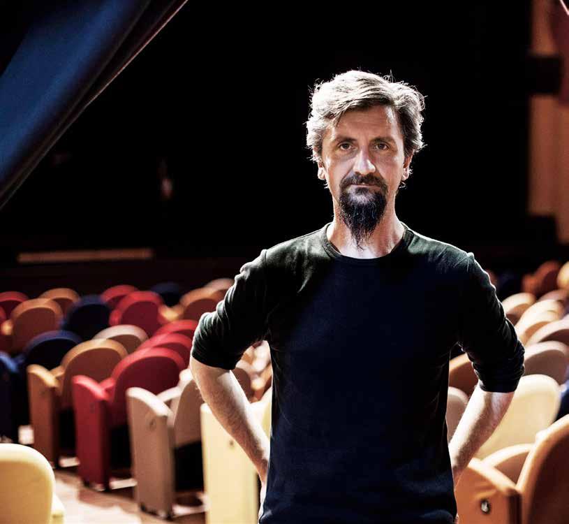 ČINOHRA > PREMIÉRA Ascanio Celestini Překlad: Tereza Sieglová Úprava: Petra Tejnorová, Jan Tošovský, Ian Mikyska Režie: Petra Tejnorová Dramaturgie: Jan Tošovský Scéna: Dragan Stojčevski Kostýmy: