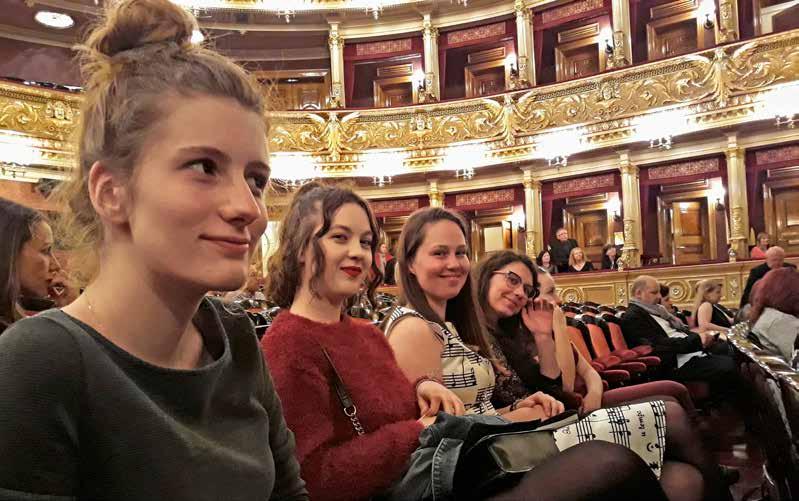 ČINOHRA > ND+ ND Talks: Pražské křižovatky aneb Na co se těšit v nové sezoně V červnu zveřejňujeme program 3. ročníku festivalu Praz ské křiz ovatky (podrobnosti na str.