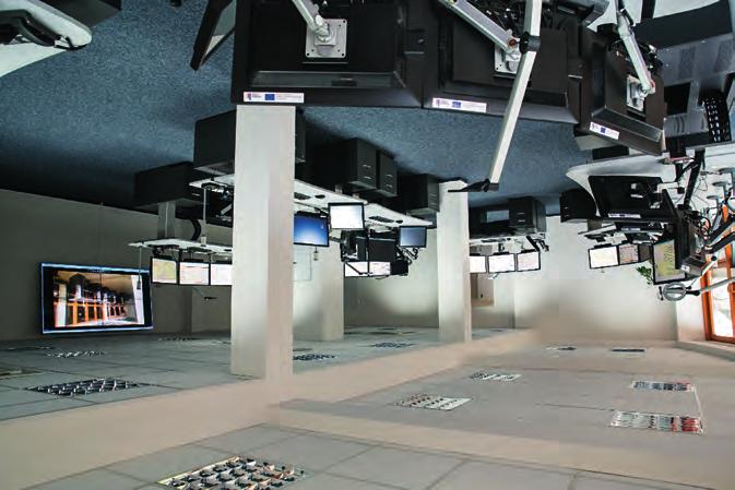 ZDRAVOTNICKÉ OPERAČNÍ STŘEDISKO ZZS SČK Veřejnost roli dispečinku záchranné služby tolik nevnímá, ztrácí se za modrými majáky houkajících sanitek a oranžovými uniformami záchranářů, je však jednou z