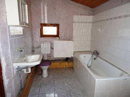 K domu patří zahrada o celkové ploše 531 m2, na které stojí 2 kůlny a 2 studny.