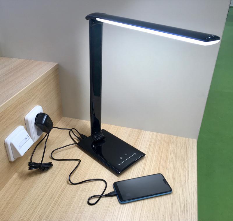 [18] Nabíjení mobilního telefonu pomocí stolní lampy (zdroj: