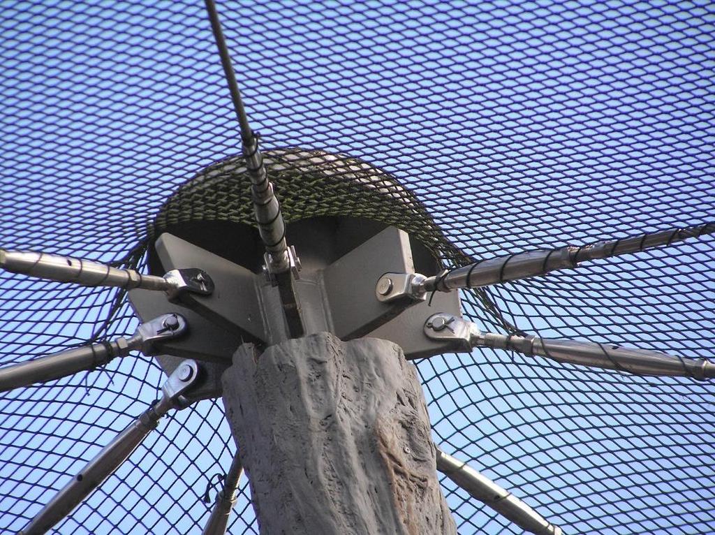 Sloupy jsou obloženy kamufláží dřeva. Ve vrcholu stromu je půlkulová hlavice poloměru 150mm viz obr. č. 4. Detaily spojů jsou provedeny se zaoblením styčníkových plechů. Obr. č. 4 Vrchol stromu detail hlavice Stávající střešní nylonová síť je položena na nosná lana.