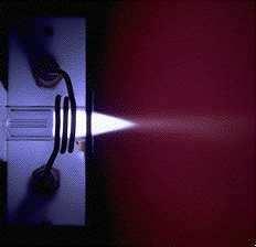 3.1 Plazma jako iontový zdroj Pro multielementární stopovou analýzu zejména kapalných vzorků je výhodným zdrojem iontů mikrovlnné plazma za sníženého tlaku (MIP-MS Microwave Induced Plasma) nebo