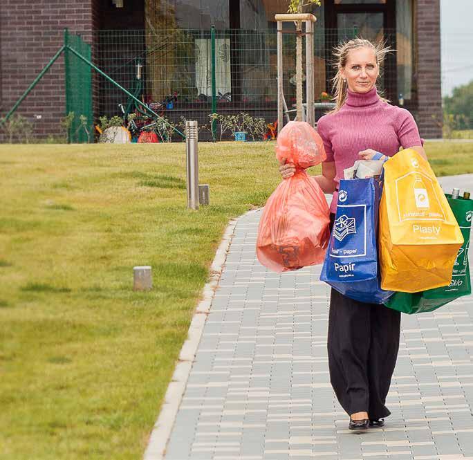 SPOLUPRÁCE S KLIENTY Klienti do systému EKO-KOM přispívají svými poplatky za zajištění zpětného odběru a využití odpadů z obalů.