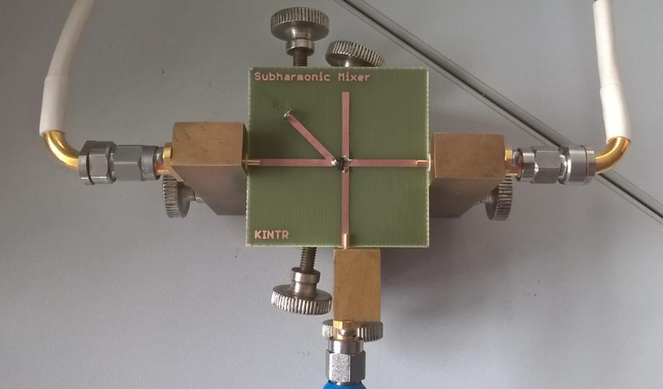 4 MĚŘENÍ A OPTIMALIZACE SUBHARMONICKÉHO SMĚŠOVAČE 4.1.1 Proměření směšovače Již vyrobený subharmonický směšovač je zobrazen na obr. 4.1, kde je výrobek upevněn v měřící kostce.