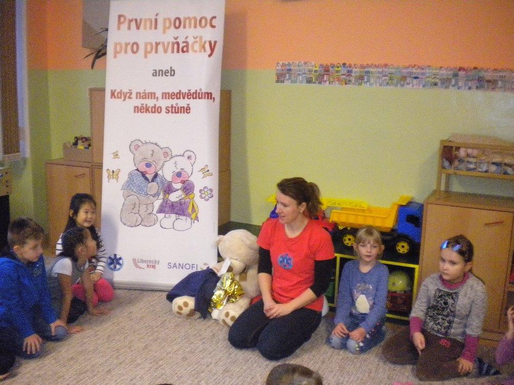 PRVNÍ POMOC PRO PRVŇÁČKY, ANEB KDYŽ NÁM, MEDVĚDŮM, NĚKDO STŮNĚ Dne 11. 12. se ţáci I.