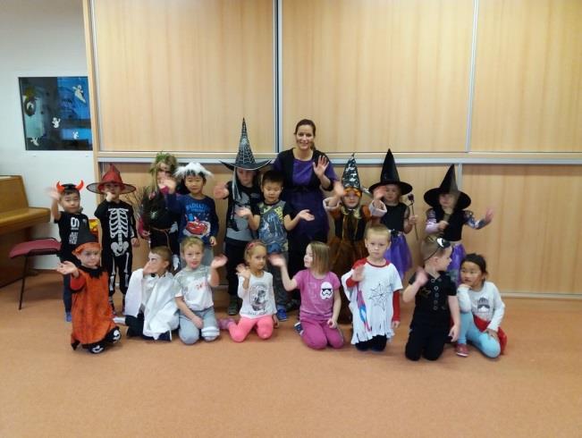 HALLOWEEN U KOŤÁTEK V úterý 31. 10. 2017 proběhla ve třídě u Koťátek velká přehlídka masek a oslava Halloweenu. Děti si donesly dobroty, které během her uţdibovaly.