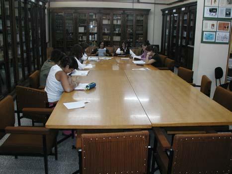 que es la parte central constituida por mesas de gran tamaño y sillas adecuadas para el alumnado.