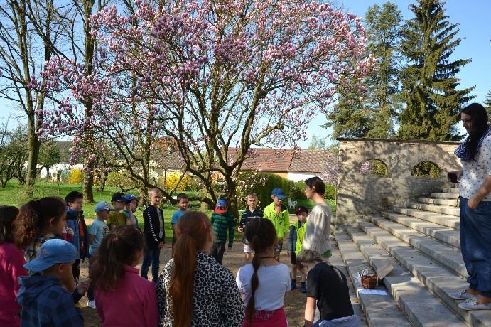 Žáci se leccos o ptačím zpěvu dozvědí, řadu hlasů vyslechnou a mohou je zkusit imitovat. Kdo žije v Zážitkové zahradě? 20. 4. 2018 - ZŠ Česká Skalice 5.