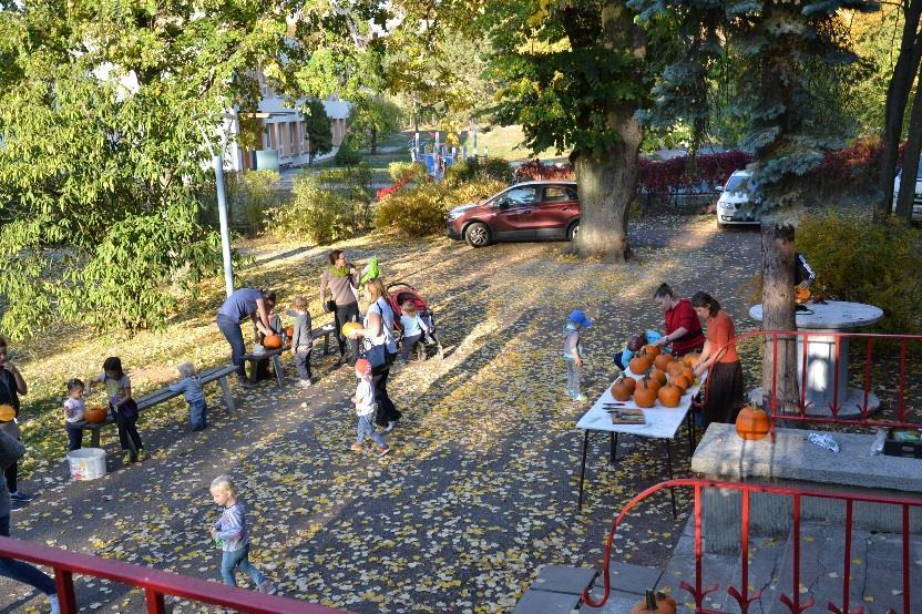Dýňování Den Dýní, 11. 10. 2018-120 návštěvníků Vila Čerych se více než týden nacházela v obležení tykví všech podob a velikostí. Nejprve probíhaly výukové programy pro MŠ a 1.