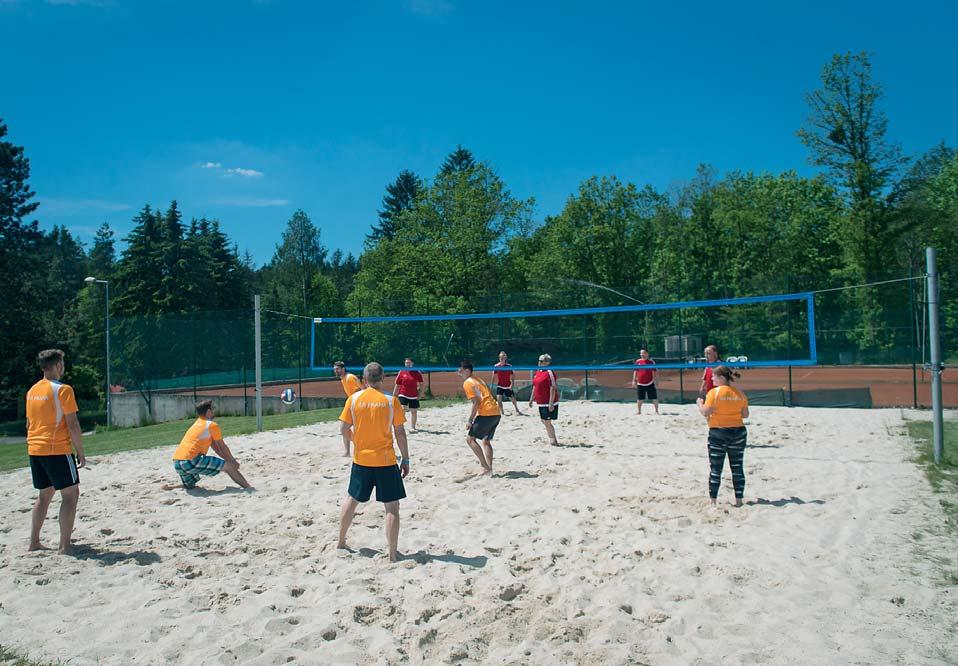 Cargovák Červen 2019 5 CARGIÁDA 2019 Pražáci u siloměru I pan předseda si vyzkoušel siloměr. Pan ředitel Hejduk sílu jeho úderu "přežil", i když to možná na této zajímavé fotografii nevypadá.