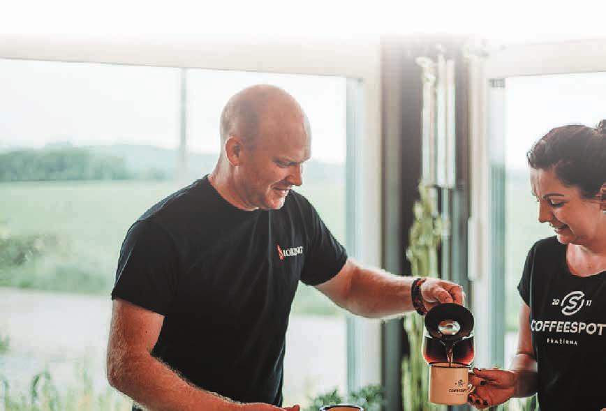 22 PODNIKÁNÍ Z prodejny nahlédněte do pražírny nebo do balírny Letními hitovkami jsou espressotonic, ledové espresso nebo coldbrew Pro někoho ranní rituál, pro mnohé nezbytná součást života.