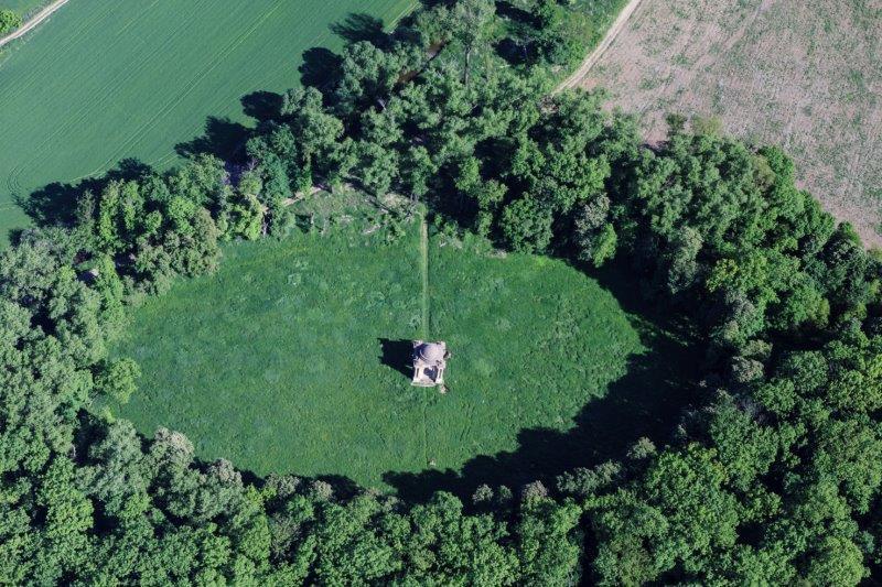 4. Přírodní podmínky Území obce je zemědělsky využívanou krajinou. Terén je rovinný.