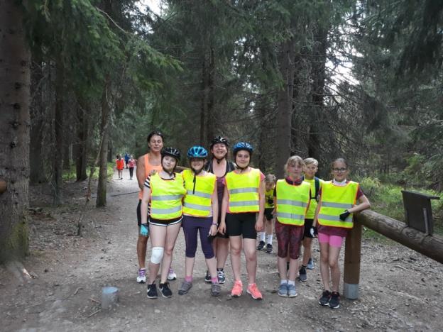 Po obědě jsme mohli navštěvovat místní krám, který se nacházel kousek od penzionu. Po večeři jsme chodili na hřiště. V penzionu byla malá kuchyňka, ve které jsme snídali.