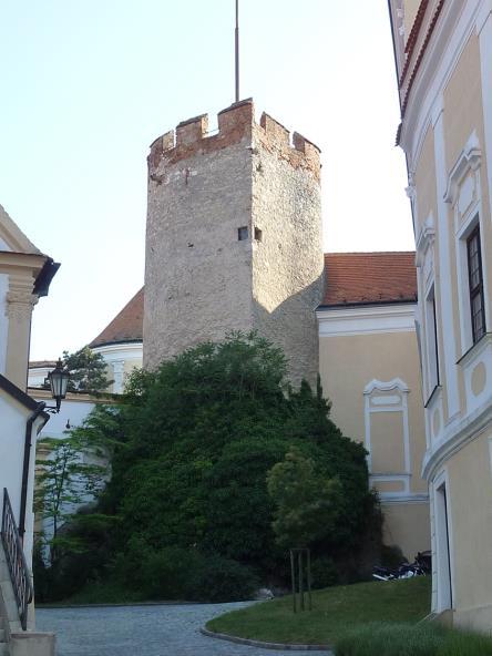 Lichtenštejnská věž, hradní palác, opevnění 1386 Jan II.