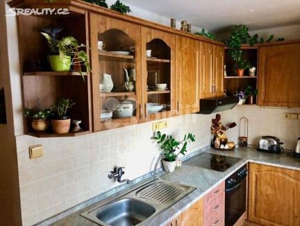 Dispozice: chodba, obývací pokoj se vstupem na balkon, ložnice, dětský pokoj, kuchyně s kuchyňskou linkou a vestavěnými