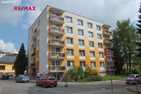 6) Byt 3+1 Nabídková cena: 1 980 000 Kč Upravená nabídková cena: 27 500 Kč/m 2 Lokalita: ulice Na Trávníku, Rychnov nad Kněžnou Stavba: Panelová Podlaží: 2 Užitná plocha: 72 m 2 Balkón: Ano Sklep: