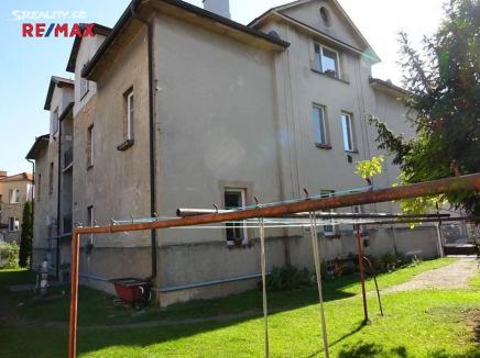 plynové Plyn: Plynovod Odpad: Veřejná kanalizace Výtah: Ne Popis: Byt 2+1, dispozice: kuchyň, obývací pokoj, ložnice, koupelna je