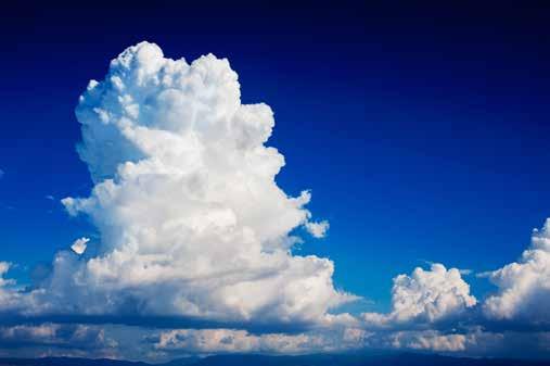 Cumulonimbus Česky se mu říká bouřková kupa. Můžou v něm být vodní kapičky, ledové krystalky, dešťové kapky, sněhové vločky, krupky i kroupy. Když spustí, dá se čekat zábavné počasí.