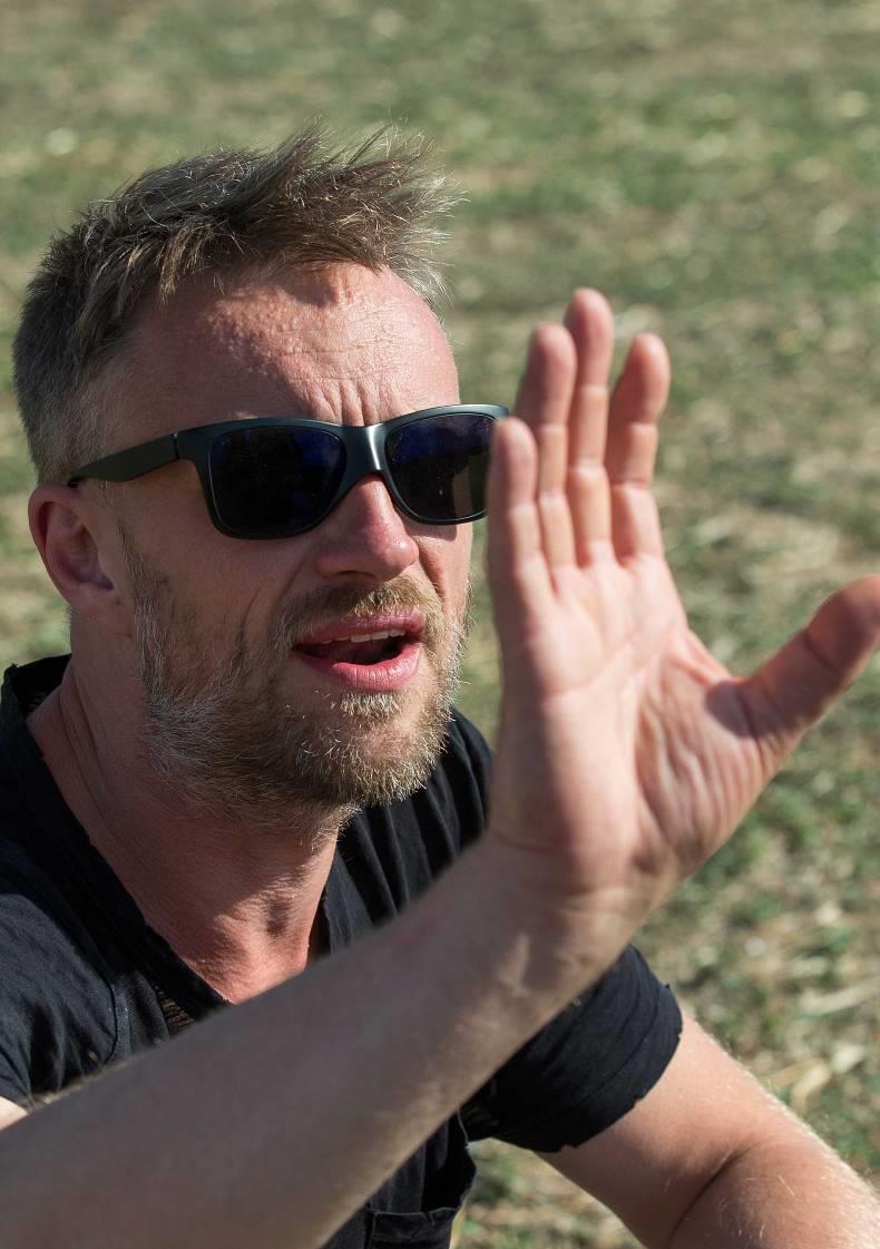 Viktor Tauš: Je to balada o lidech, kteří popřeli svoji paměť, žijí ve světě odtrženém od vlastních kořenů a hledají cestu ven. Jak se vyvinuly hlavní postavy cyklu od Pěti mrtvých psů?