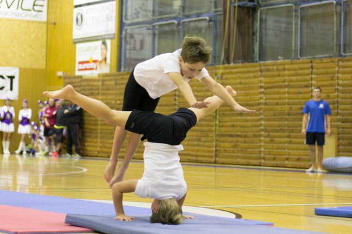 Na slavnostní akademii si gymnastky připravily své závodní sestavy na nejošidnějším a nejobávanějším nářadí, 10cm úzké kladině.