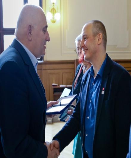 s. a Janu Hladíkovi jednateli společnosti Městské tepelné hospodářství Kolín spol. s r.o. Foto: Bohuslav Hamrozi, prezident CTI ČR předává (zleva generálnímu partnerovi Davidu Procházkovi ze společnosti Kermi, s.