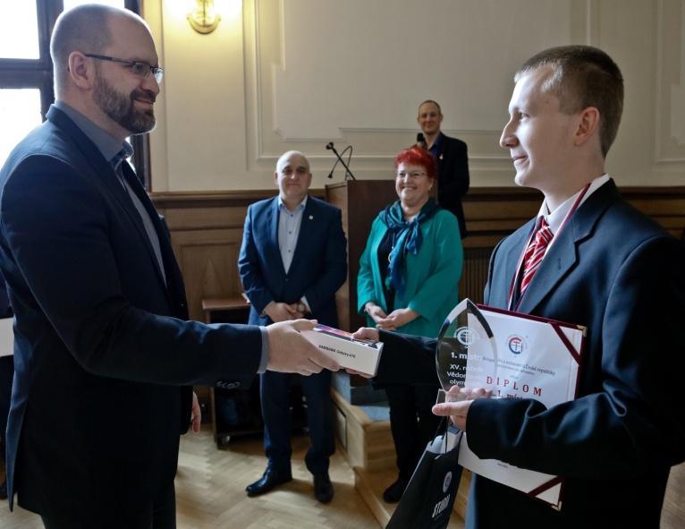 Jiřího Hirše, CSc., prezidenta CTI ČR Bohuslava Hamroziho a věcné ceny od viceprezidentky CTI ČR a ředitelky portálu TZB-Info.cz Ing. Dagmar Kopačkové, Ph.D., předsedy sekce Vzdělávání CTI ČR Ing.