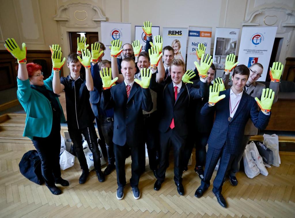 Foto: Žáci se rozloučili poděkováním všem generálním partnerům za krásné a praktické