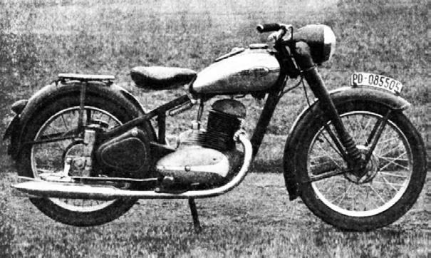 JAWA 250/350 který už o sobě dával vědět pro fašisty nepříznivými výsledky na obou frontách.