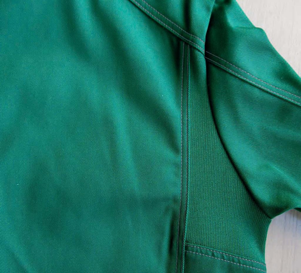 Bluza Plecy sta kami elastyc nymi + ko nier yk + apinana na amek yska ic ny i napy + 1 kies e piersio a po le ej patk i napami + 1 kies e piersio a po pra ej ak a k i r epem + miejsce na