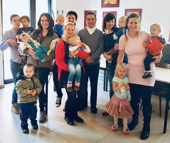 Modlitby matek z komunity Solace Zhruba před dvěma lety jsme poprvé slyšely o Modlitbách matek. Jedna z maminek Sedmikrásku se o tomto společenství zmínila.