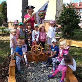 Probíhaly zde setkávání a diskuse s lektory na zajímavá témata, mezigenerační dialog tak obohacoval rozhled nejen seniorů, ale i maminek s dětmi.