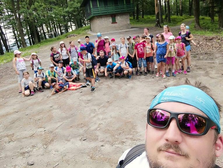 Hromadná fotka horolezců ve výškovém táboře V3 před Pearyho průsmykem při cestě na vrchol Mount Everest (v našem