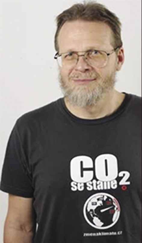 Od poloviny června se jeho vzdálenost od Země sice vytrvale zvětšuje, ale stále na něm bude v našich dalekohledech patrná celá řada detailů, včetně tance nejjasnějších měsíců. Samozřejmě nejen to.