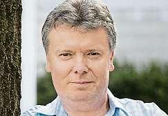Osloví muzeum nebo rovnou autory, předestře svou představu a pak začíná několikaleté pátrání v archivech nejen v