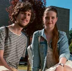 Sázíme kořenem kolmo dolů, buď na černou fólii, nebo přímo do země, tak, aby z půdy koukal jen krček. Vrchní část kořene nesmí vykukovat, aby rostlina nevysychala.