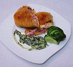 Náplň: sýr eidam, sýr gouda, uzená slanina, anglická slanina. Příloha: baby špenát, smetana (30 %). Postup: Z uvedených ingrediencí na palačinku vypracujeme lité těsto a usmažíme palačinky na oleji.