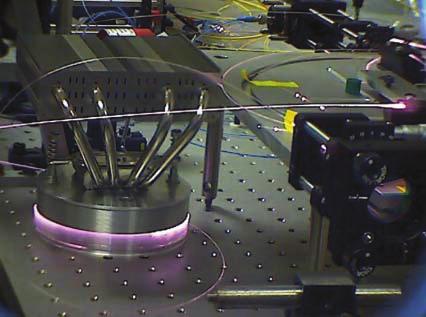 394 Referáty Obr. 9 Thuliový vláknový laser v laboratoři výkonových vláknových laserů týmu Vláknové lasery a nelineární optika ÚFE. Tento výzkum je podpořen projektem TAČR č.