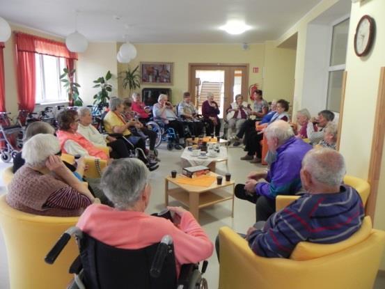 Sešli jsme se ve vestibulu, abychom byli co nejblíže tomuto modernímu