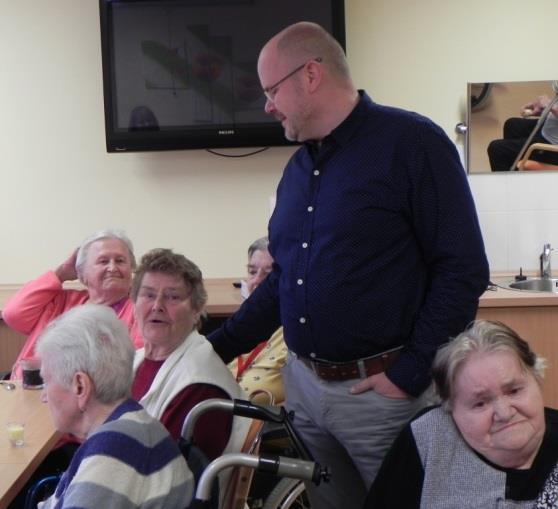 Ovšem tenhle klub byl jiný. Byl napůl veselý a napůl sváděl ke smutnějšímu zamyšlení. Už před časem se nesly zvěsti, že pan ředitel z Domova odchází.