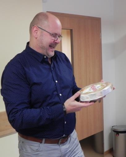 Nakonec jsme mu předali dárek, maličkost, vzpomínku na nás.