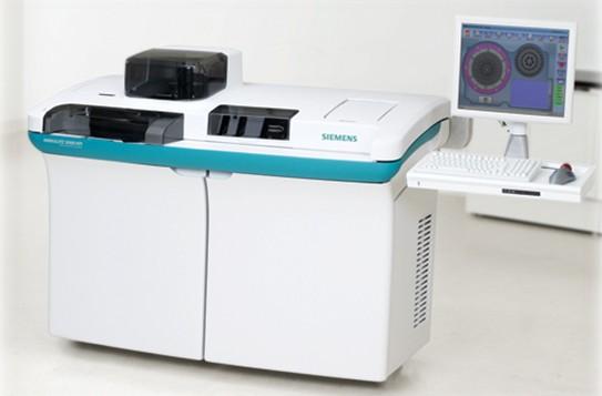 3.2.5 Immulite 2000/2500 (Siemens) Immulite Siemens je plně automatizovaný, kontinuální analyzátor s přímým přístupem, který provádí chemiluminiscenční imunologické analýzy za použití logicky řízené