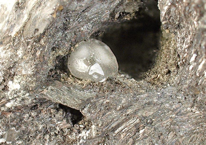 99 Co 0.01 Zn0.01) Σ1.01 As 0.90 (S 1.07 Te 0.01 ) Σ1.08. K relativně vzácným minerálům v asociaci náleží pyrit, který vytváří nepravidelná až částečně omezená zrna o velikosti do 70 μm.