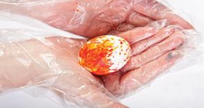 Velikonoce mohou být přeci zábava, nemyslíte? Nakapejte do rukavice 1 3 kapky barvy / barev.
